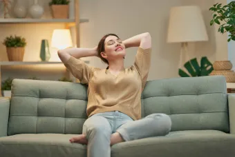 vrouw ontspannen op bank