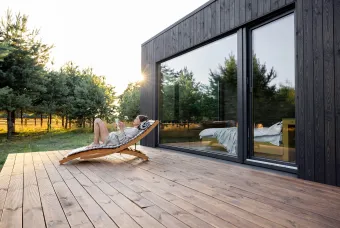 femme se relaxant dans un transat en terrasse